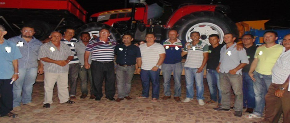 Prefeito de Santo Inácio recebe trator para o município