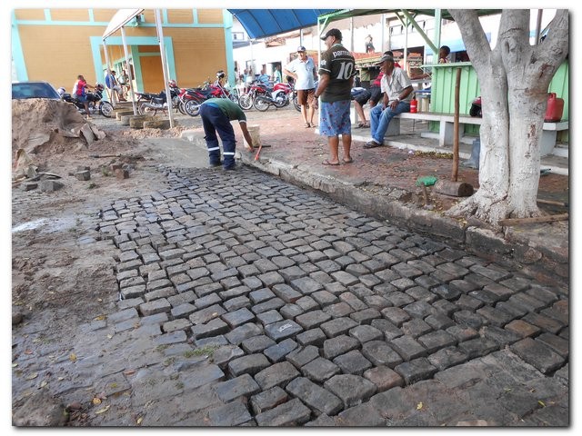 Secretaria Municipal de Serviços Públicos e Urbanismo faz manutenção no calçamento da Cidade. - Imagem 4
