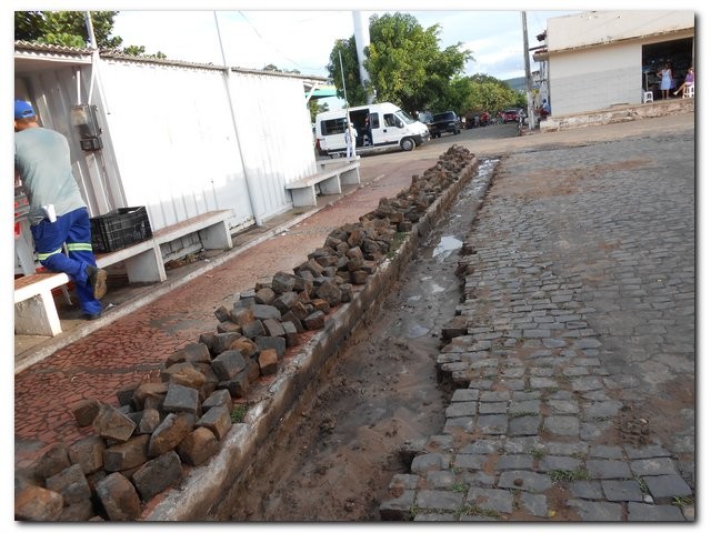 Secretaria Municipal de Serviços Públicos e Urbanismo faz manutenção no calçamento da Cidade. - Imagem 1