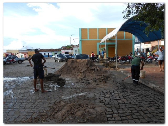 Secretaria Municipal de Serviços Públicos e Urbanismo faz manutenção no calçamento da Cidade. - Imagem 3