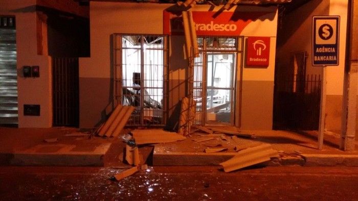 Bando explode agência do Bradesco e levam cerca de R$ 40 mil em São Félix do Piauí - Imagem 2
