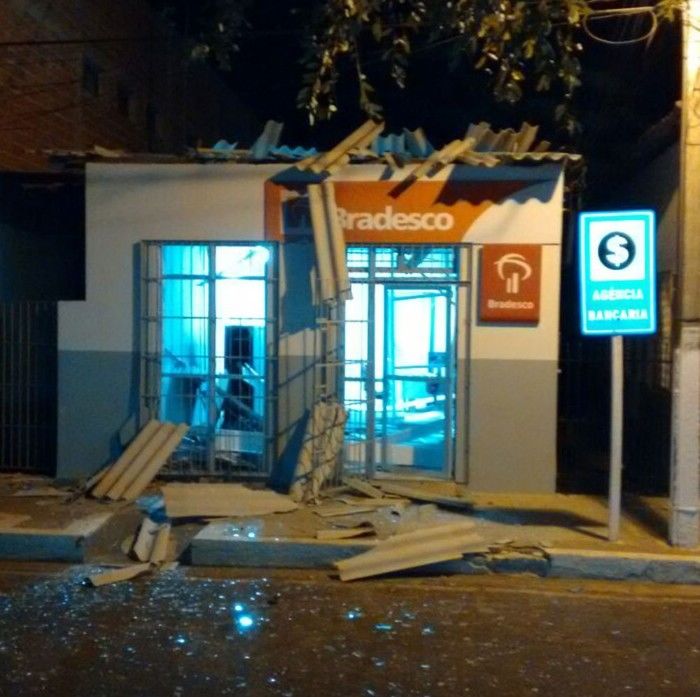 Bando explode agência do Bradesco e levam cerca de R$ 40 mil em São Félix do Piauí - Imagem 5
