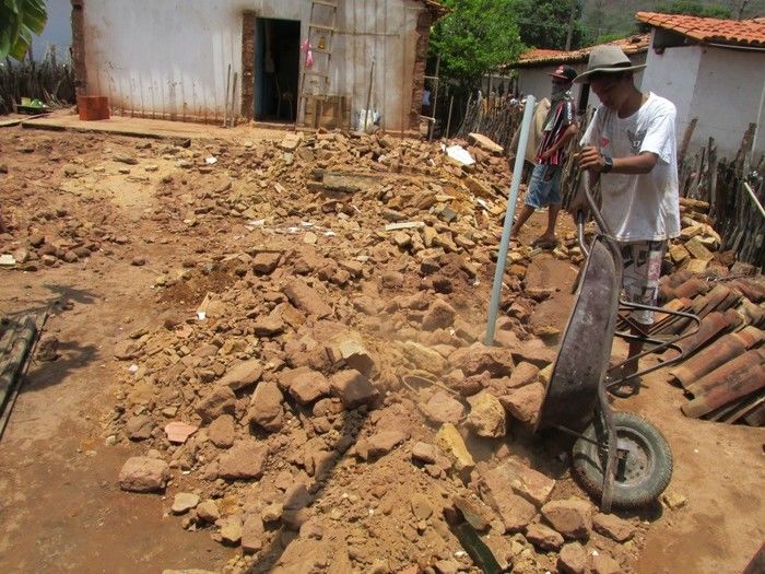 Parede cai e Mata Pai de Família em Agricolândia  - Imagem 5