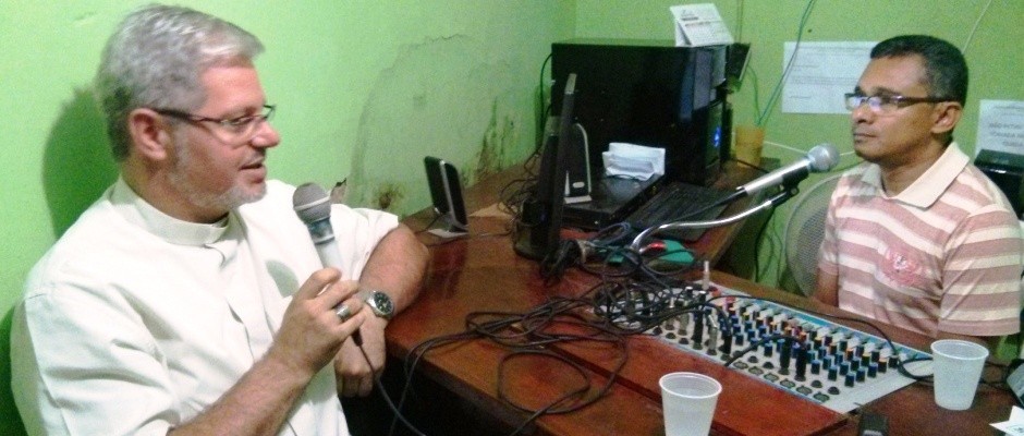 Bispo Dom Marcos Antônio Tavoni em entrevista a Rádio Redenção FM fala de Crisma, tecnologias e família. 