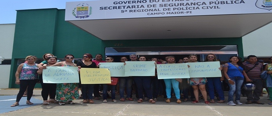 Professores fazem protesto na delegacia para evitar que assassino fique em liberdade