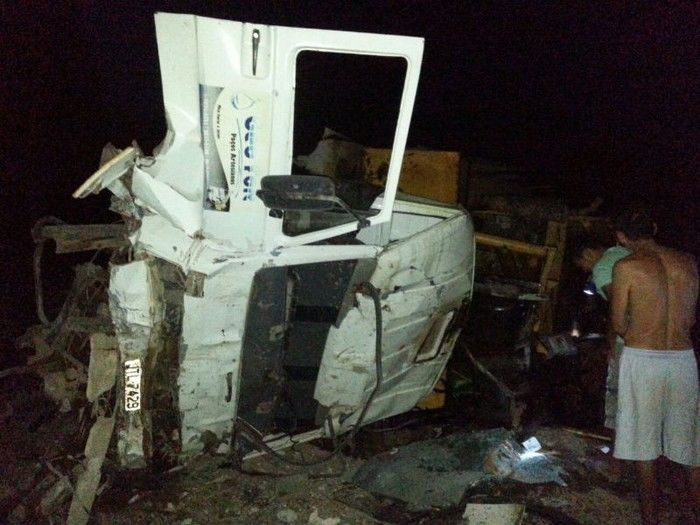 Motorista de Caminhão perde controle e veículo cai de uma ponte de 15 metros - Imagem 4