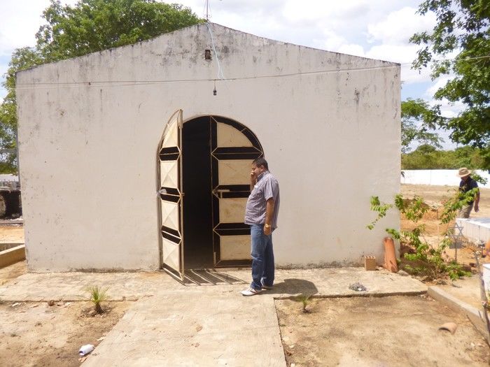 Prefeito acompanha limpeza nos cemitérios - Imagem 6