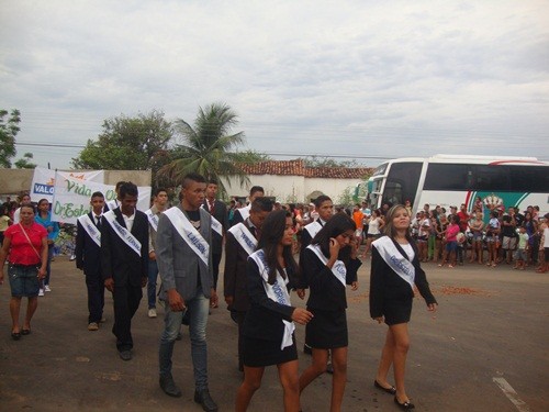 Curimatá comemora 61 anos de história e população presenteada com um grande Show e Desfile Cívico - Imagem 16