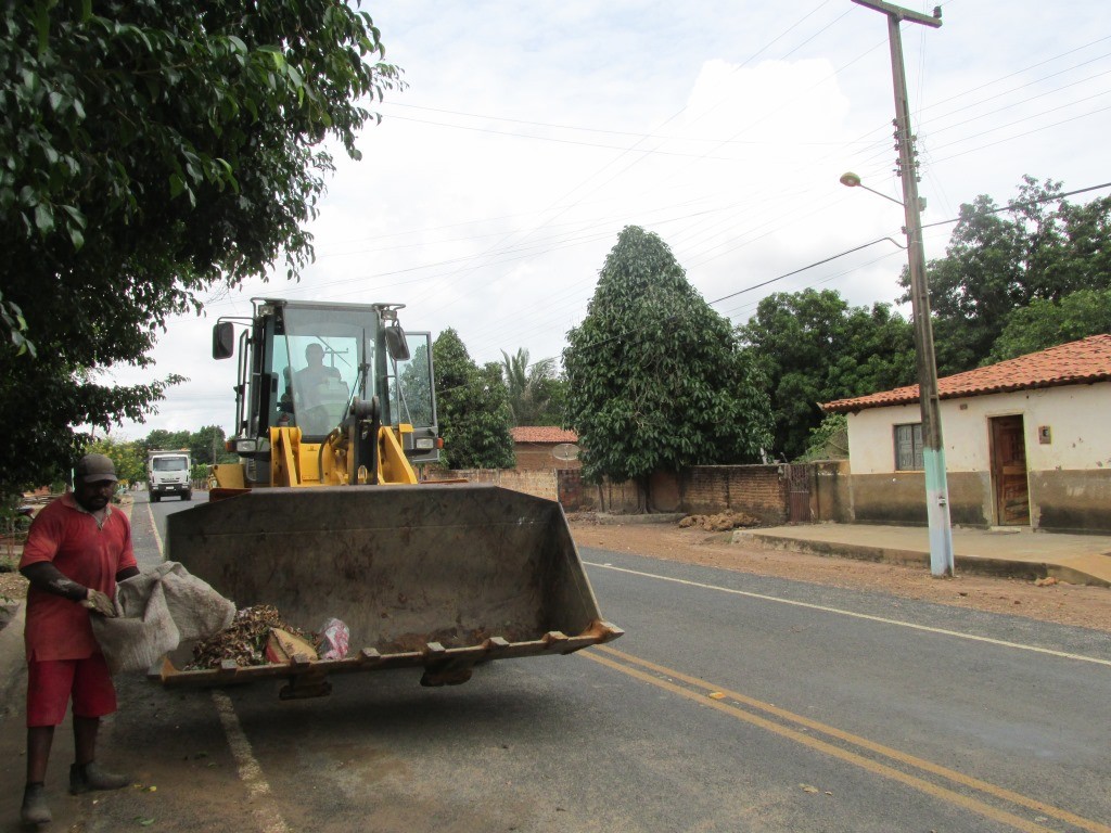 Povoado Pitombeira é Contemplada com Coleta de Lixo