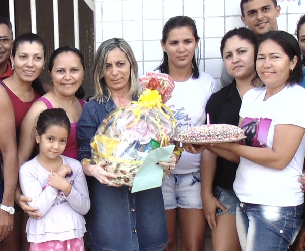 Profª Lucia foi homenageada pelos colegas em seu aniversário! - Imagem 4