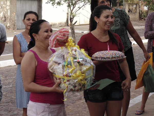 Profª Lucia foi homenageada pelos colegas em seu aniversário! - Imagem 1