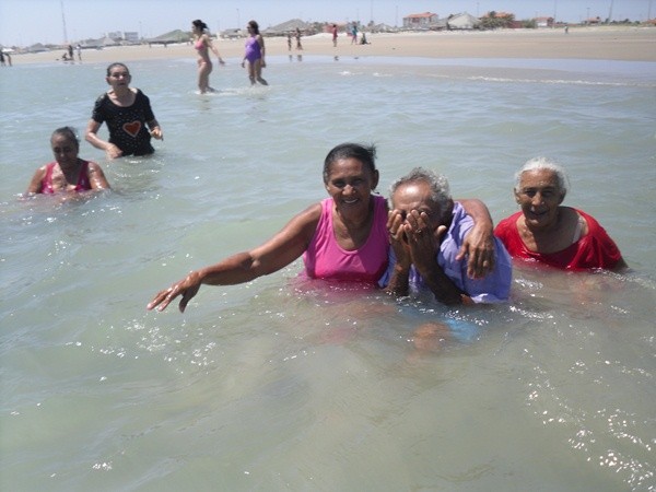 Idosos de Pimenteiras visitam o litoral piauiense. Veja fotos - Imagem 9
