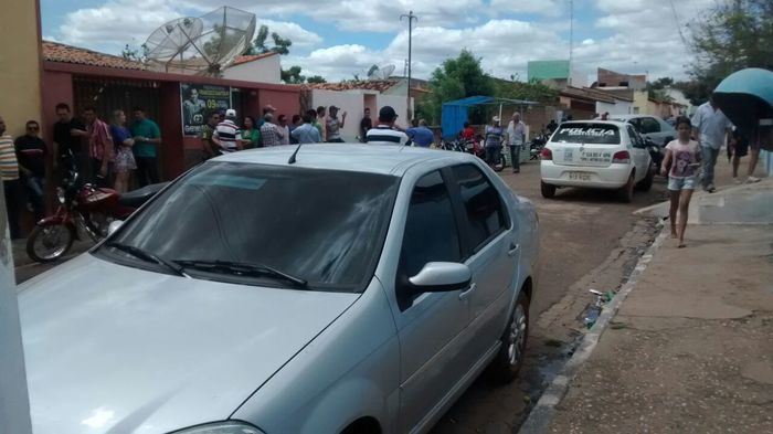 Eleitores encontram um pouco de tempo para votar no Maior Colégio eleitoral de Santo Antônio - Imagem 1