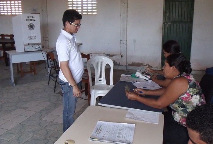 Prefeito Valkir Nunes acompanhado pela sua esposa vão à urna para votação - Imagem 4