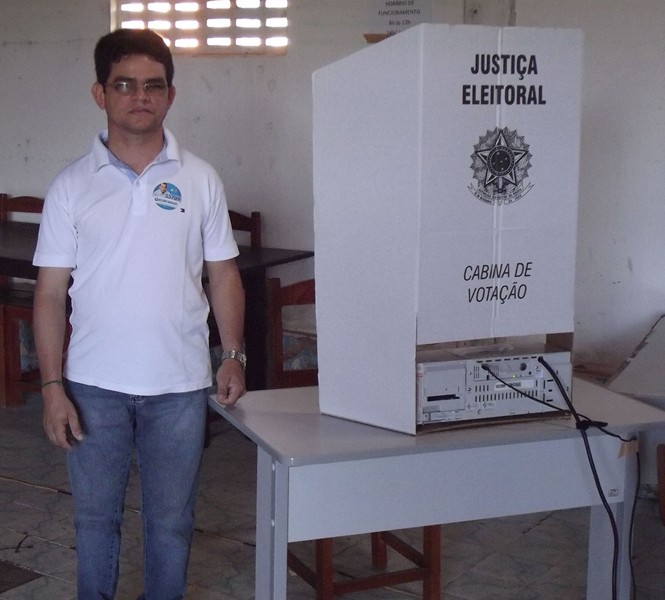 Prefeito Valkir Nunes acompanhado pela sua esposa vão à urna para votação - Imagem 5