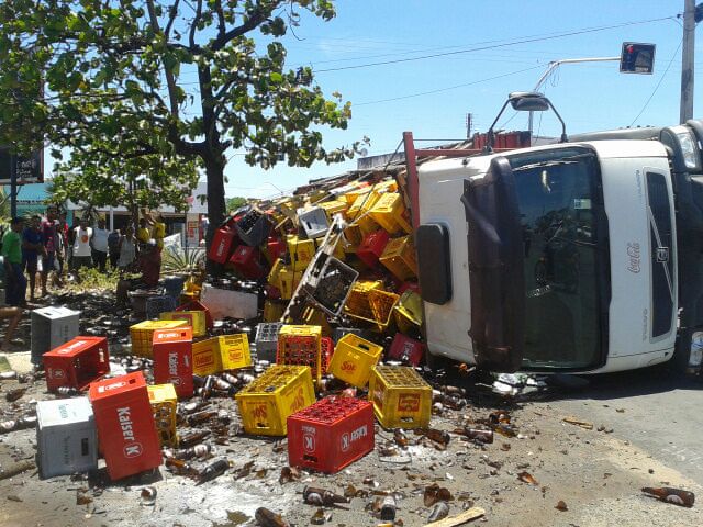 Carreta de bebidas tomba em cruzamento de avenidas em Floriano - Imagem 4