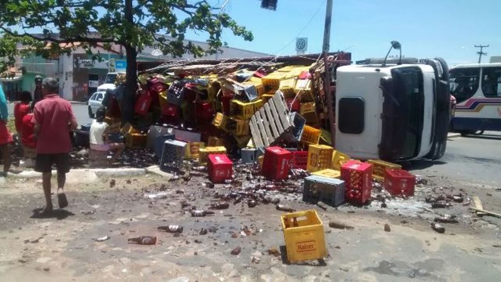 Carreta de bebidas tomba em cruzamento de avenidas em Floriano