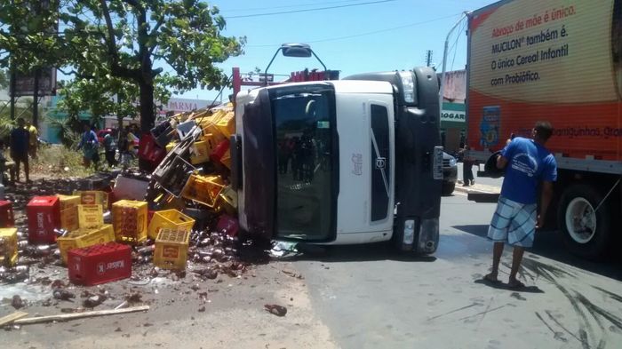 Carreta de bebidas tomba em cruzamento de avenidas em Floriano - Imagem 6