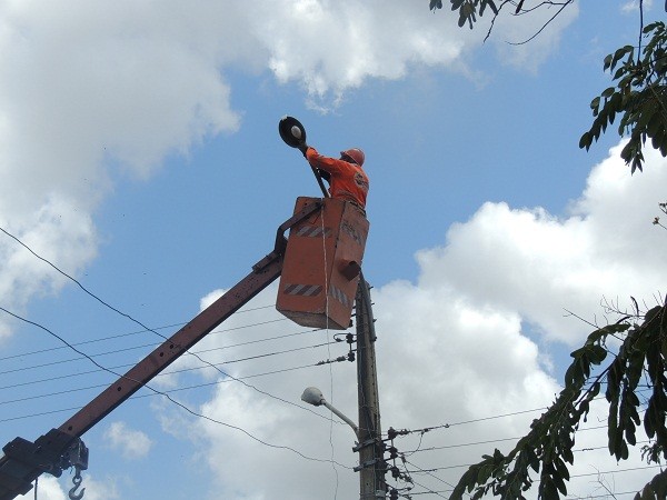 Prefeitura de Monsenhor Gil repõe 300 lâmpadas na área urbana - Imagem 1