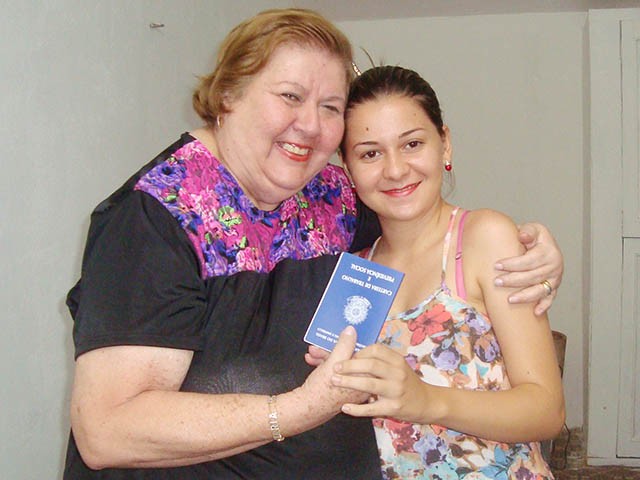 Ação Social da “ponta-pé” na entrega de carteira de trabalho a jovens da cidade - Imagem 1