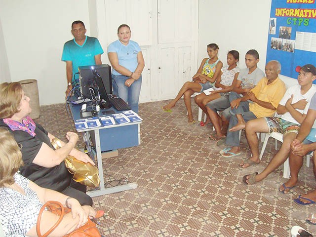 Ação Social da “ponta-pé” na entrega de carteira de trabalho a jovens da cidade - Imagem 2