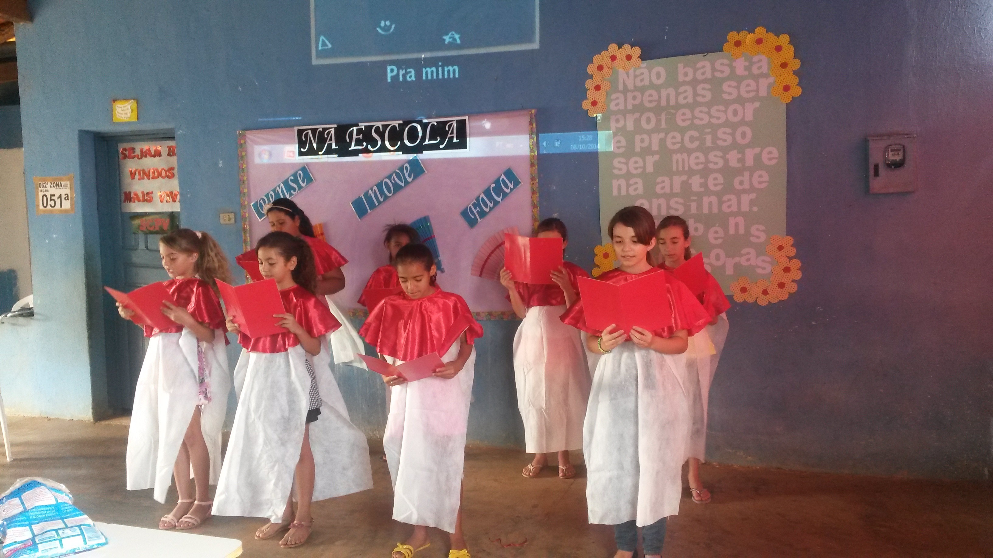 Estudantes da rede municipal de ensino fazem homenagem a seus professores