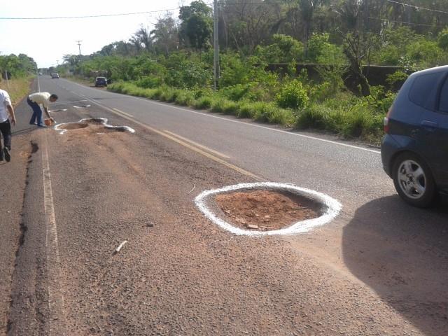 Após vários prejuízos e acidente de trânsito usuário sinaliza buracos na PI-113 - Imagem 1