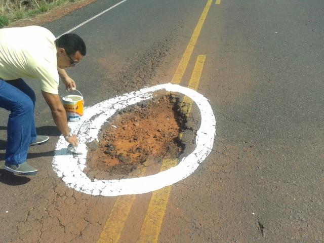 Após vários prejuízos e acidente de trânsito usuário sinaliza buracos na PI-113 - Imagem 2