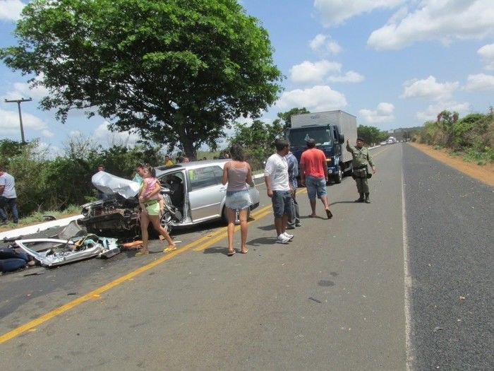 Grave acidente na BR 343 próximo a estaca Zero deixa Mãe e Filha morta     - Imagem 6