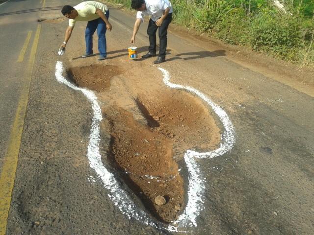 Após vários prejuízos e acidente de trânsito usuário sinaliza buracos na PI-113 - Imagem 3