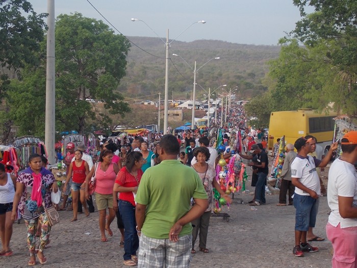 Multidão de fiéis participam do Encontro dos Santos  - Imagem 4