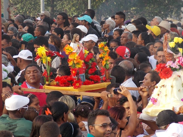 Multidão de fiéis participam do Encontro dos Santos  - Imagem 18