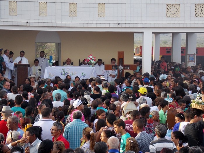 Multidão de fiéis participam do Encontro dos Santos  - Imagem 16