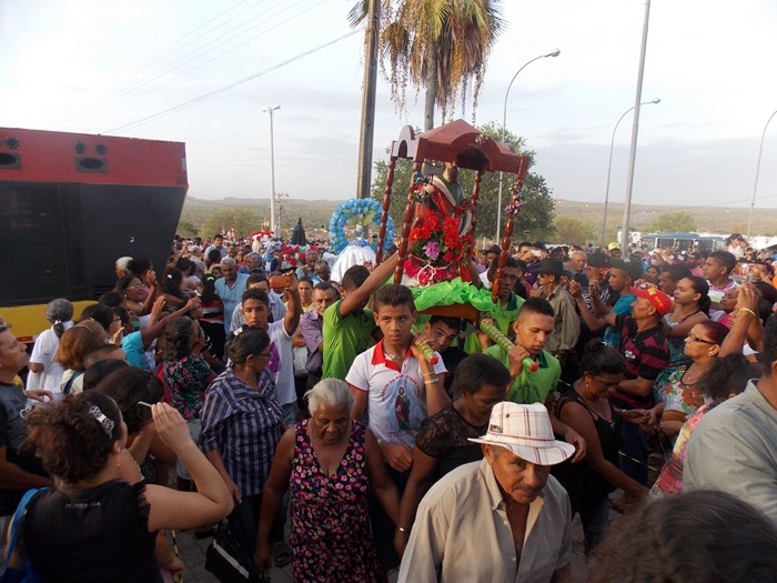 Multidão de fiéis participam do Encontro dos Santos  - Imagem 12