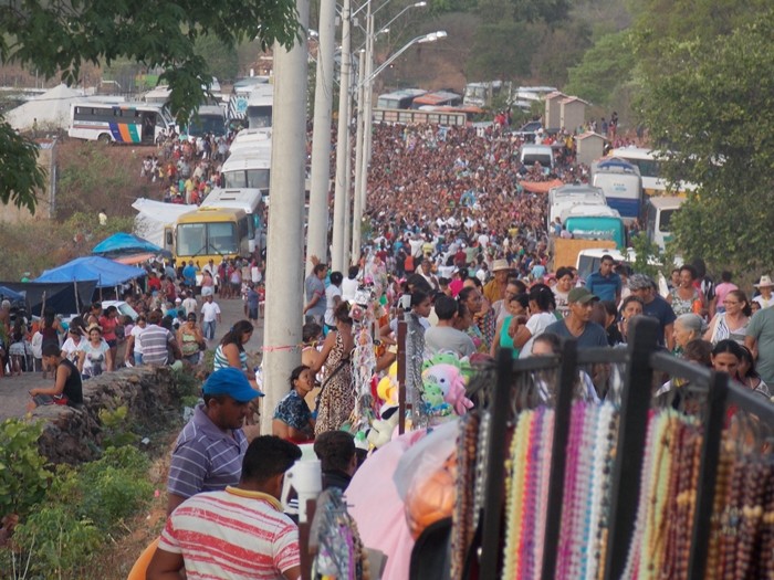 Multidão de fiéis participam do Encontro dos Santos  - Imagem 7