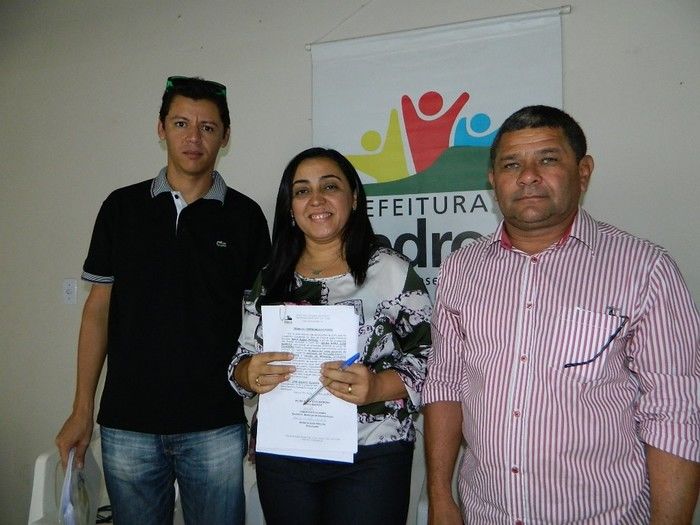 Prefeita empossa concursados para o Hospital Josefina Getirana - Imagem 5