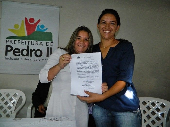 Prefeita empossa concursados para o Hospital Josefina Getirana - Imagem 1