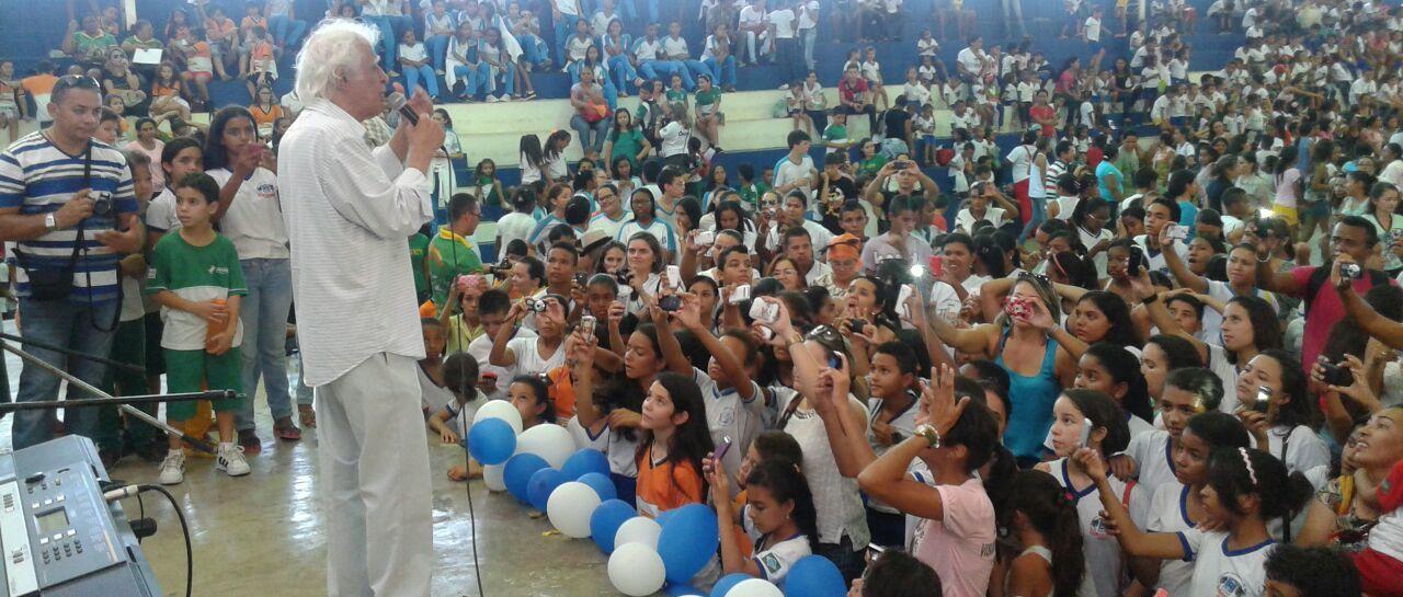 Ziraldo é recepcionado por mais de 2 mil crianças na II Feira do Livro de Oeiras