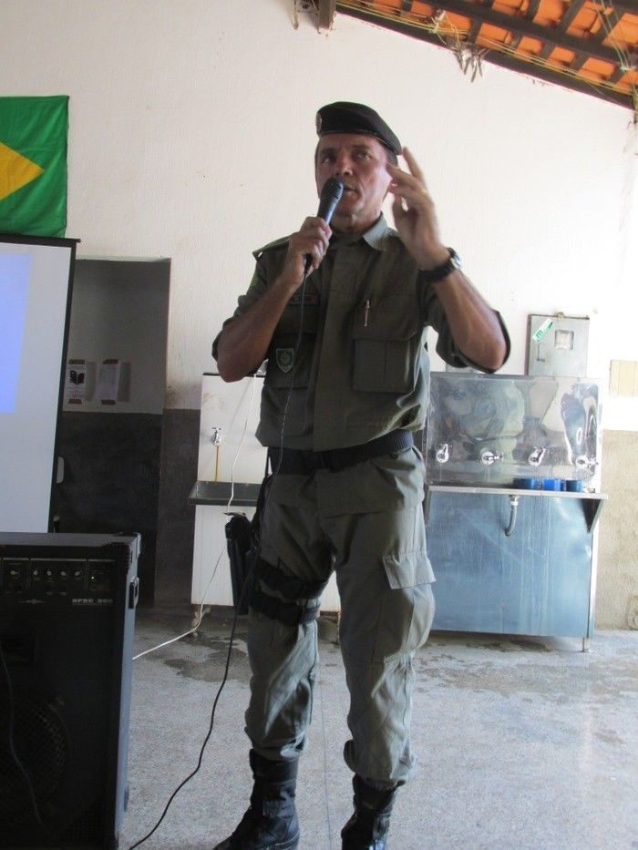 Subtenente Juvenilton Cavalcante da Força Tática de Água Branca Ministra Palestra sobre Drogas na Escola Roque Alencar   - Imagem 13