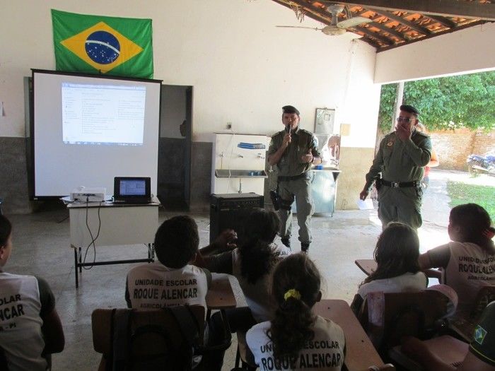 Subtenente Juvenilton Cavalcante da Força Tática de Água Branca Ministra Palestra sobre Drogas na Escola Roque Alencar   - Imagem 8