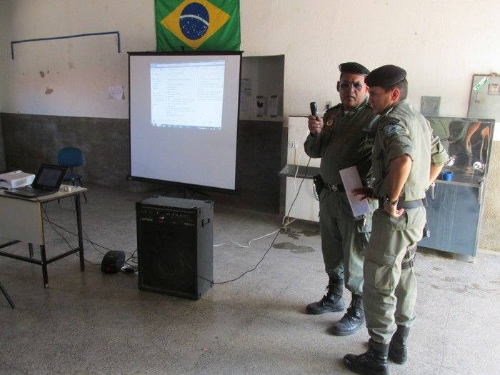 Subtenente Juvenilton Cavalcante da Força Tática de Água Branca Ministra Palestra sobre Drogas na Escola Roque Alencar   - Imagem 19