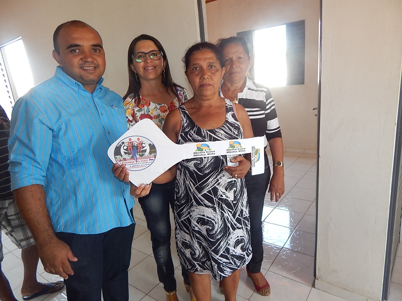 Beneficiários recebem casas do Programa Minha Casa Minha Vida 