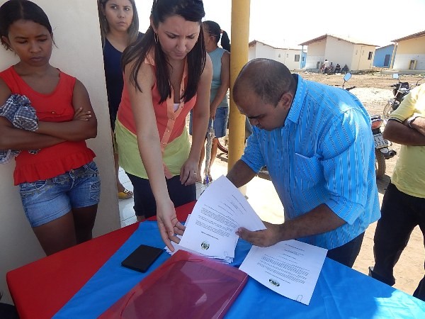 Beneficiários recebem casas do Programa Minha Casa Minha Vida  - Imagem 1