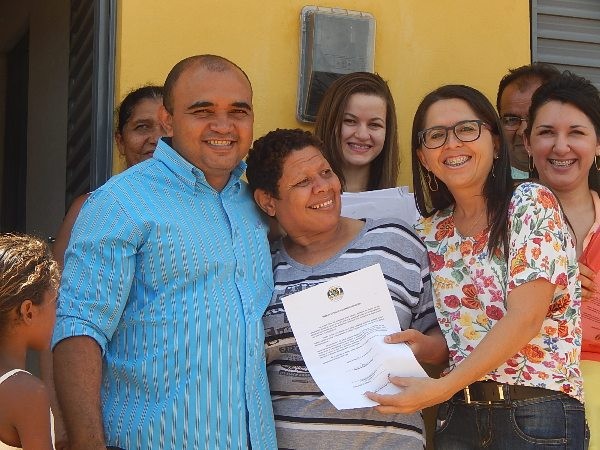 Beneficiários recebem casas do Programa Minha Casa Minha Vida  - Imagem 28