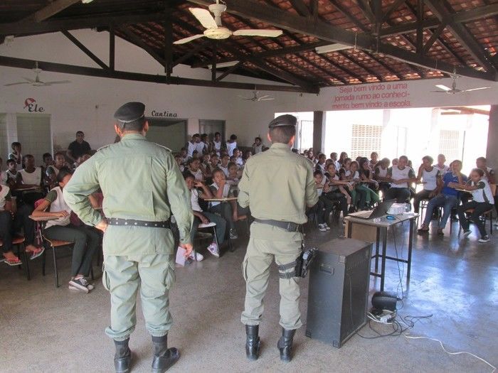 Subtenente Juvenilton Cavalcante da Força Tática de Água Branca Ministra Palestra sobre Drogas na Escola Roque Alencar   - Imagem 9