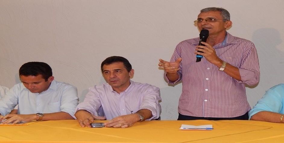 Prefeito Agamenon Franco participa de reunião para criação de associação de prefeitos da região de Floriano