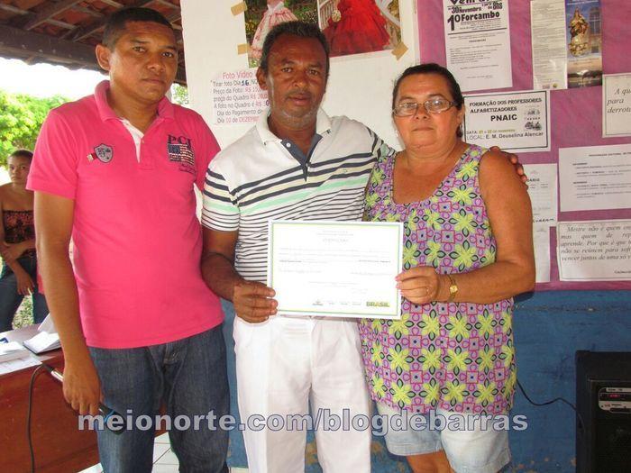 Alunos recebem medalhas e certificados durante solenidade - Imagem 5