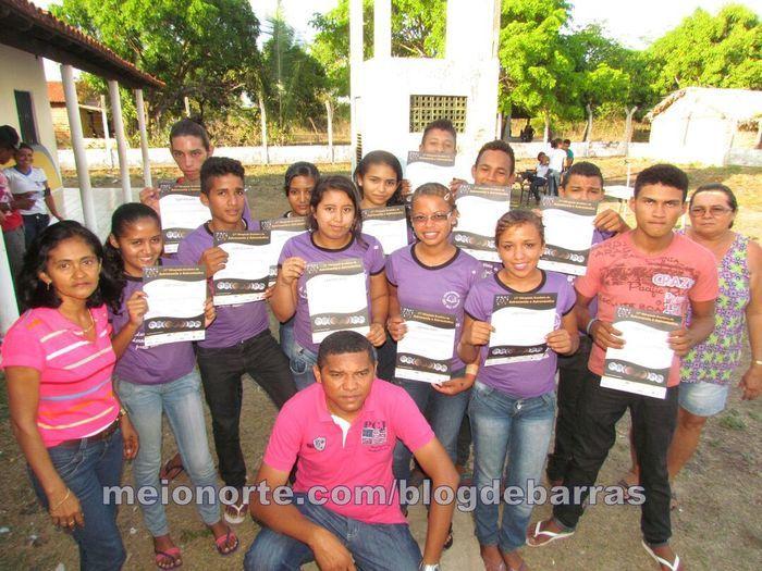 Alunos recebem medalhas e certificados durante solenidade - Imagem 18