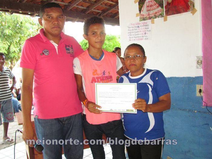 Alunos recebem medalhas e certificados durante solenidade - Imagem 4