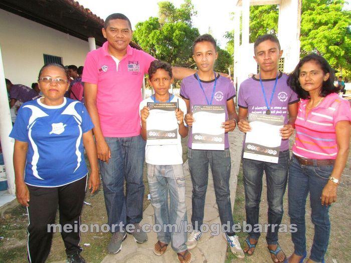 Alunos recebem medalhas e certificados durante solenidade - Imagem 8